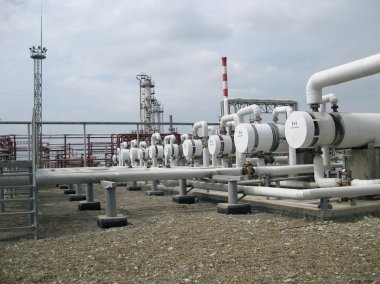 Petrol rafinerisinde ısı değiştiriciler.