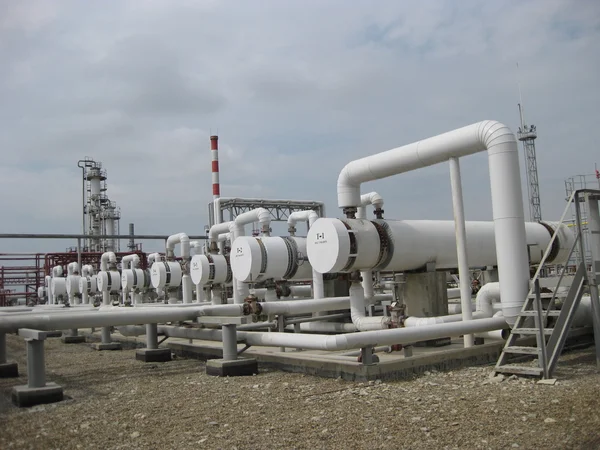 Intercambiadores de calor en la refinería de petróleo. —  Fotos de Stock