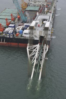 Vinç ile kargo gemisi