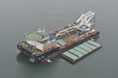 Vinç ile kargo gemisi