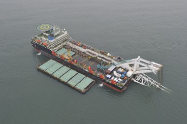 Vinç ile kargo gemisi