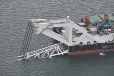 Vinç ile kargo gemisi