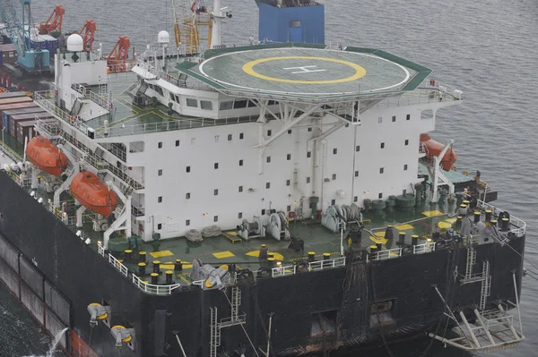 Het vrachtschip met de kraan — Stockfoto