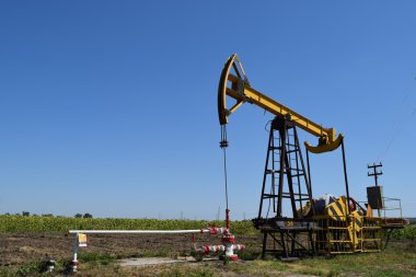 Pompa birimi olarak bir kuyu üzerinde yüklü yağ pompası