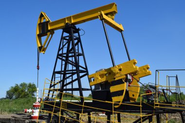 Pompa birimi olarak bir kuyu üzerinde yüklü yağ pompası