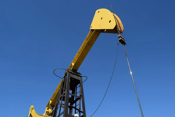 La unidad de bombeo como la bomba de aceite instalada en un pozo — Foto de Stock