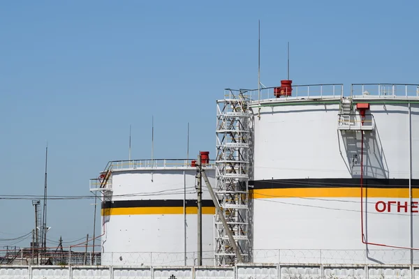 Tanque de acero vertical. Capacidad de almacenamiento de productos petrolíferos — Foto de Stock