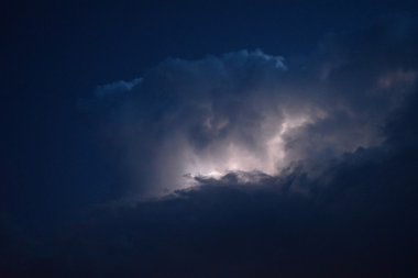 Lightning'ler fırtına bulutları içinde