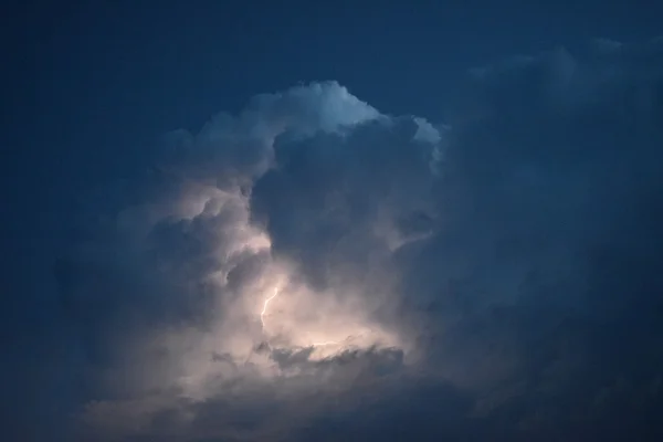 Blitze in Gewitterwolken — Stockfoto
