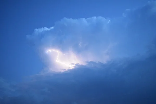 Relâmpagos em nuvens de tempestade — Fotografia de Stock