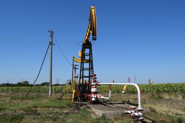 Olarak bir kuyu üzerinde yüklü petrol pompa pompa birimi