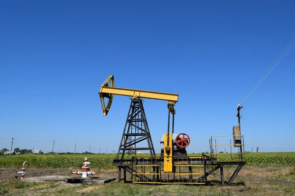 Olarak bir kuyu üzerinde yüklü petrol pompa pompa birimi — Stok fotoğraf