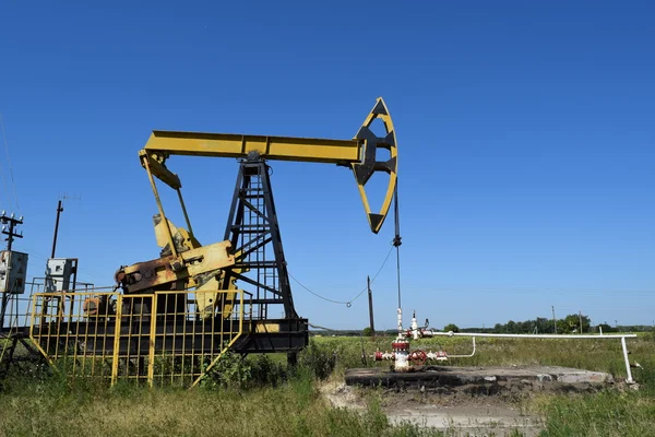 Olarak bir kuyu üzerinde yüklü petrol pompa pompa birimi — Stok fotoğraf