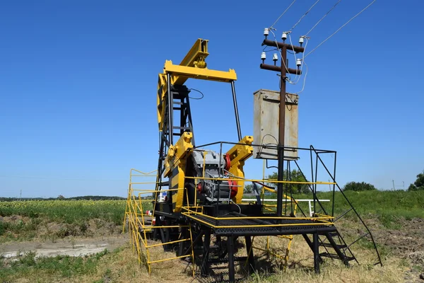 Pompen eenheid als de oliepomp geïnstalleerd op een goed — Stockfoto