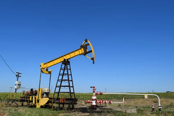 Olarak bir kuyu üzerinde yüklü petrol pompa pompa birimi — Stok fotoğraf