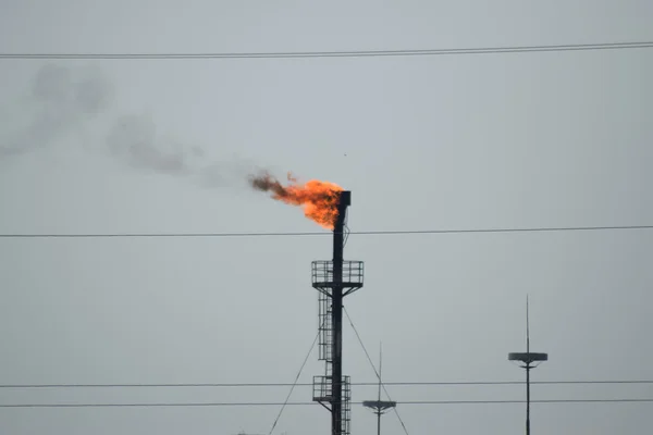 Fackelsystem auf einem Ölfeld — Stockfoto