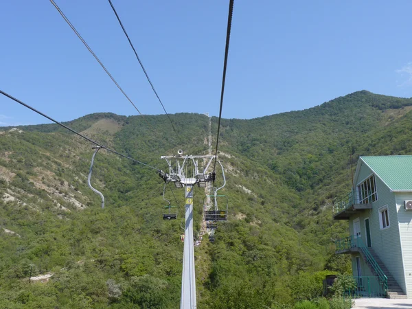 O funicular em montanhas — Fotografia de Stock