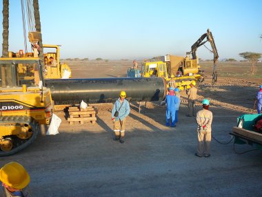 Karakum, Özbekistan - 23 Temmuz 2014: Donanımları, petrol boru hattı inşaatı için. İnşaat ve boru hattı döşenmesi için hazırlık.