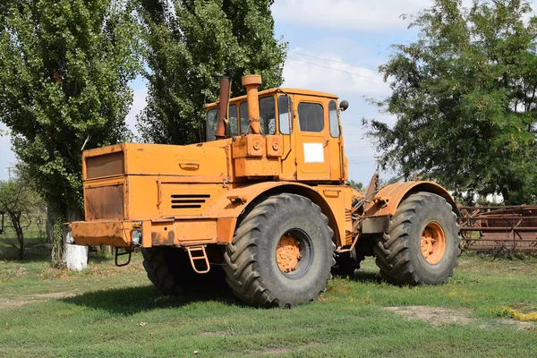 Grande Trattore Giallo Vecchia Macchina Agricola Sovietica — Foto Stock