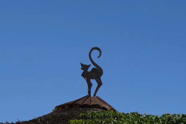 지붕에는 고양이의 그림입니다 옥상에의 장식의 나무에서 — 스톡 사진