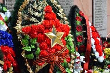 Köy Poltava. 9 Mayıs, 2015: anıt üzerinde 9 Mayıs zafer günü onuruna koydu çiçekler