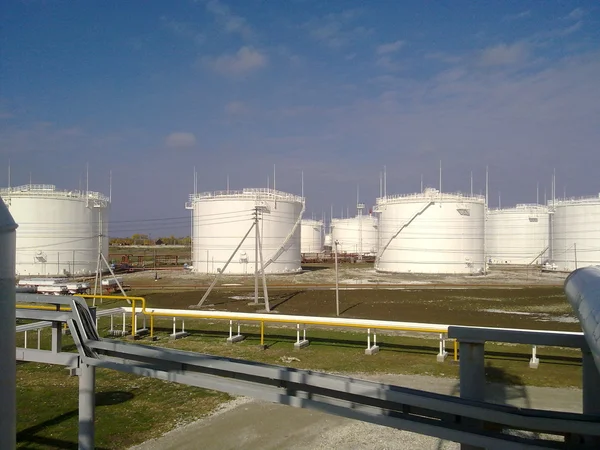 Tanque de acero vertical. Capacidad de almacenamiento de productos petrolíferos —  Fotos de Stock