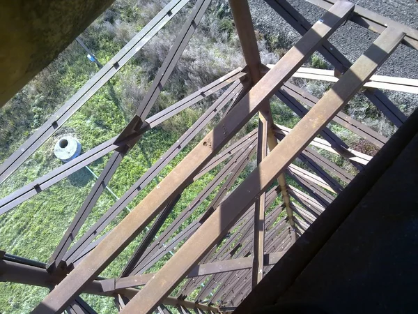水タワーの高さからの眺め 金属の設計 — ストック写真
