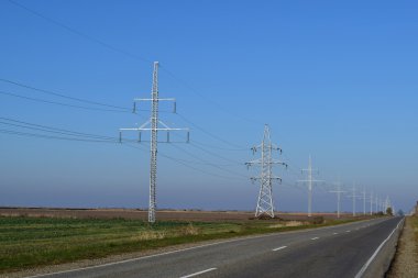 Elektrik kabloları yol boyunca destek