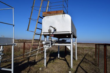 Petrol kuyusu ekipmanı. Vanaları ve servis ekipmanlarını kapat