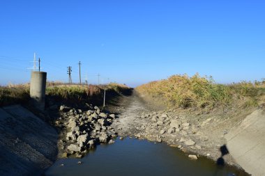 Pirinç bir sulama sistemi kurumuş kanal. Tarımsal Yapılar.