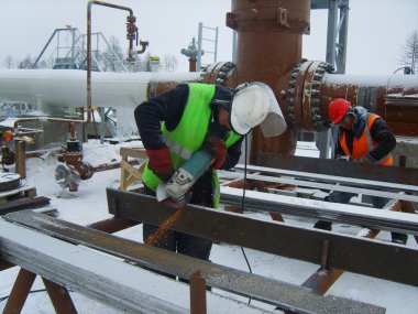 Surgut, Kasım 26, 2008: Bir petrol ve doğal gaz boru hattı inşaatının.