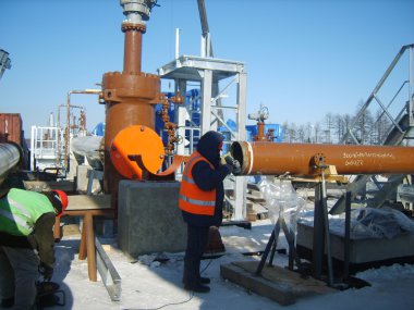 Surgut, Kasım 26, 2008: Bir petrol ve doğal gaz boru hattı inşaatının.