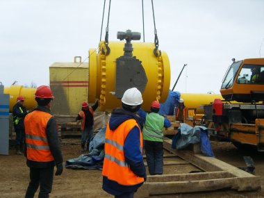 Surgut, Kasım 11, 2008: Bir petrol ve doğal gaz boru hattı inşaatının.