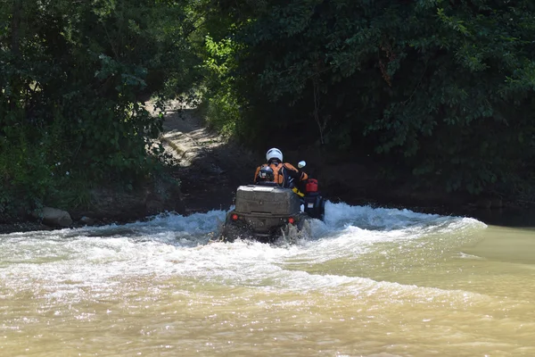 Hombre Atv Cruza Arroyo Caminatas Turísticas Terreno Campo Través — Foto de Stock