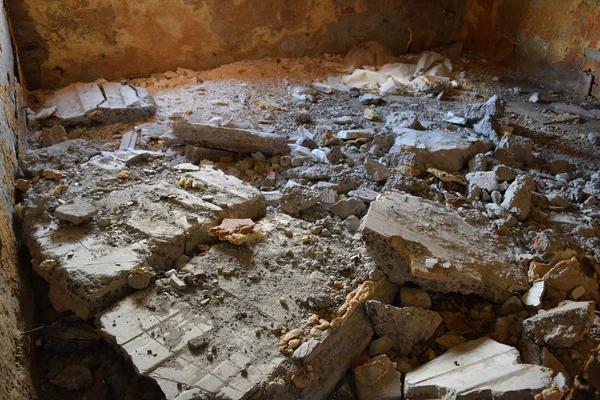 Parede Dilatada Uma Casa Velha Quartos Abandonados Edifício Antigo — Fotografia de Stock