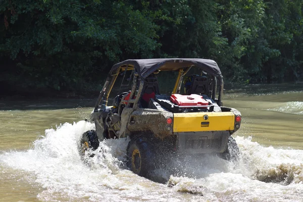 Hombre Atv Cruza Arroyo Caminatas Turísticas Terreno Campo Través — Foto de Stock