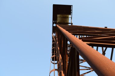 Paslı su kulesi. Eski bir rustik ortak iletişim.