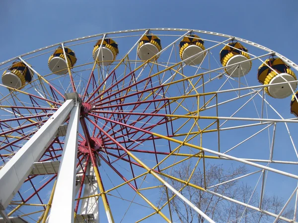 Grande roda no parque — Fotografia de Stock