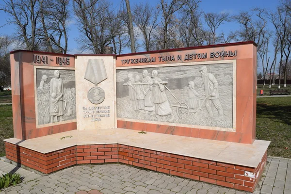 Monumento Soldado Soviético Monumento Soldado Soviético Con Fondo Rojo Ilustrado — Foto de Stock