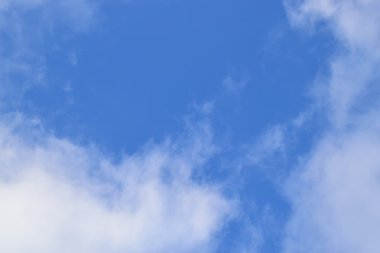 Mavi gökyüzüne karşı beyaz kümülüs bulutları.