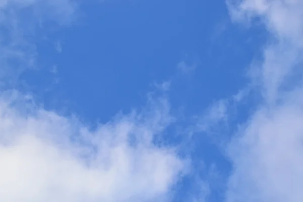 Mavi Gökyüzüne Karşı Beyaz Kümülüs Bulutları — Stok fotoğraf