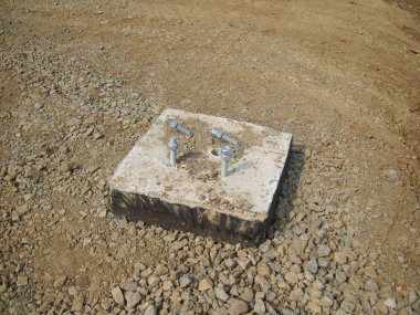 Bir destek beton temeli ve bir çapa kırık. İnşaat tasarım.