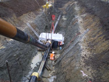 Rusya, Sakhalin, 2 Kasım, 2014. Bir çukurun içinde gaz boru hattı döşeme. Tesisat işleri.