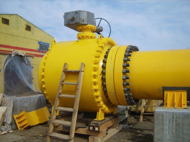 Elektrikli sürücü ile boru hattı üzerinde mandalı