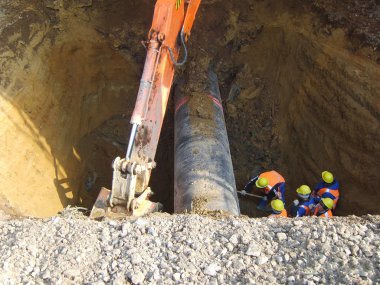 Kazdık-out petrol boru hattı üzerinde çalışır. Petrol boru hattı inşaatı