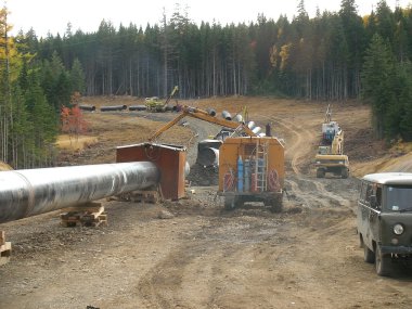 Gaz boru hattının zemindeki inşaatı. Enerji taşıyıcılarının nakliyesi