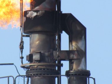Sistem bir petrol sahası üzerinde bir meşale. Yanan bir meşale kafana.