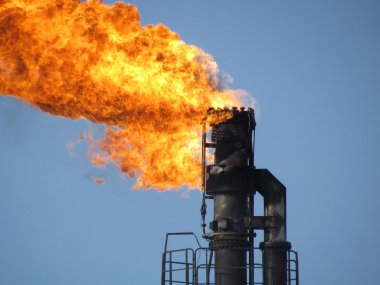 Sistem bir petrol sahası üzerinde bir meşale. Yanan bir meşale kafana.