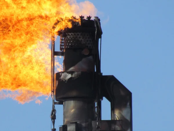 System Einer Fackel Auf Einem Ölfeld Brennen Durch Einen Fackelkopf — Stockfoto