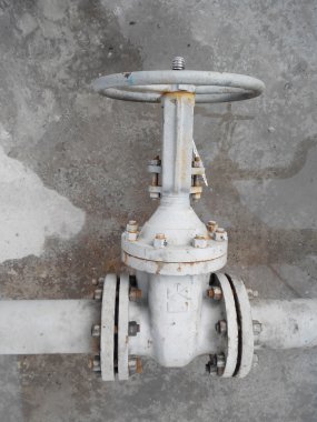 Boru hattında mandal. Petrol rafinerisi. Birincil Petrol arıtma için donatım.